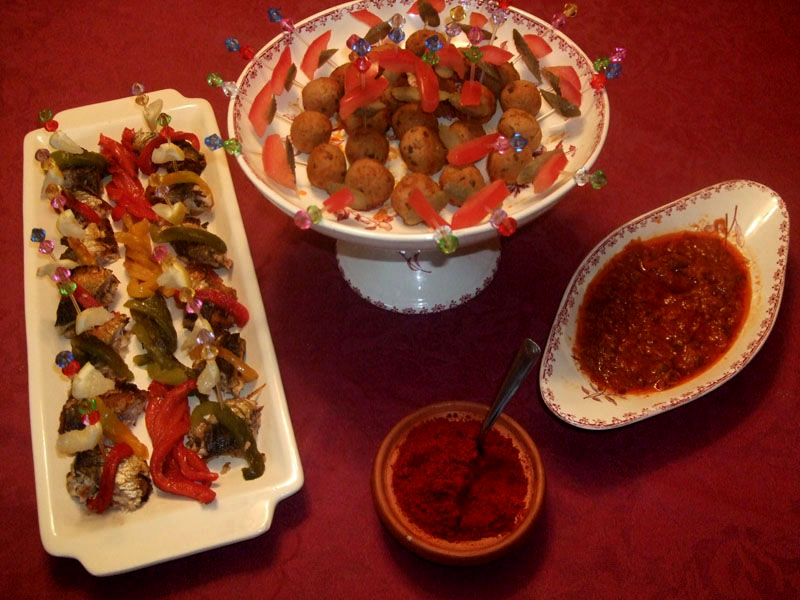 Sardines marinées, sardines en boulettes aux herbes et tomates avec épices