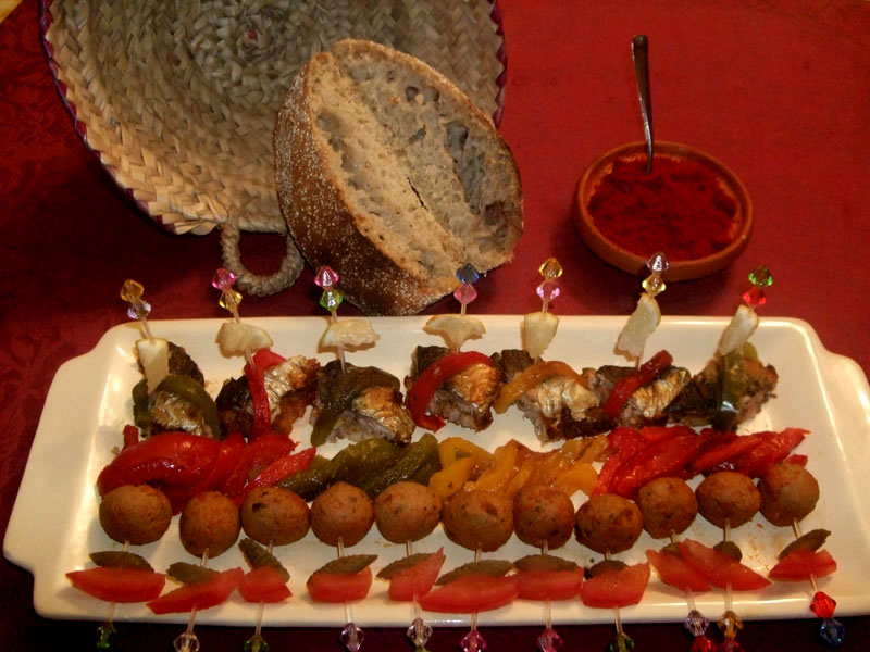 Sardines marinées, sardines en boulettes aux herbes et tomates avec épices